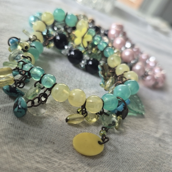 Floral Beaded Bracelet with Multicolor Accents - Picture 3 of 4